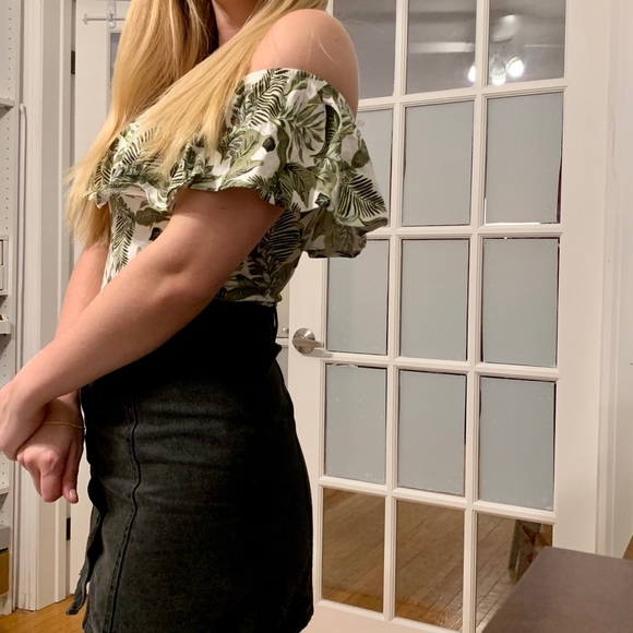 Ardene Off the Shoulder jungle top - Picture 3 of 6